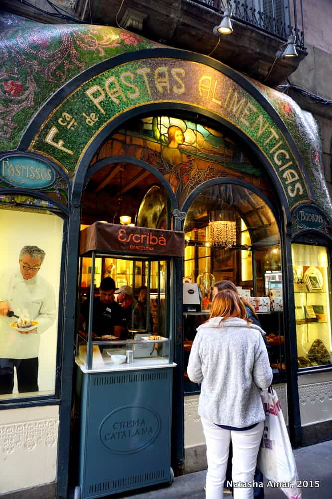 Visiting Barcelona? Experience the ultimate walking food tour in Barcelona with this Chocolate Tour of Barcelona's best, finest, and oldest chocolate. You'll discover the chocolate heritage, go to a local cafe, and many tiny boutique chocolatiers. Tastings included in the Barcelona City of Chocolate Tour!