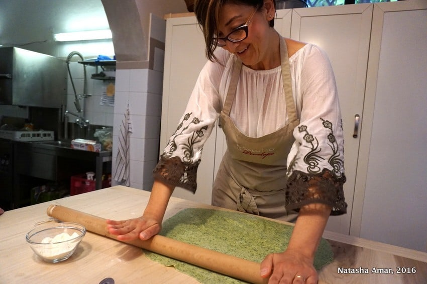 Love Italian food? Take a cooking class in Italy where you'll learn to prepare classic pasta dishes and taste as well. This is a bucketlist worthy experience for foodies traveling to Italy. #Italytravel #Italycookingclass