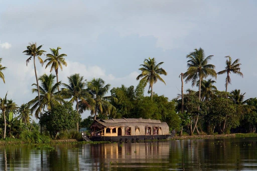 Here's what it's like to see the backwaters of Kerala on a Kerala houseboat. My tips on how to find an Alleppey houseboat that suits your budget and preferences, from AC and luxury houseboats to more basic options. This is an excellent way to see slow village life and beautiful nature in Kerala. #humanbynature