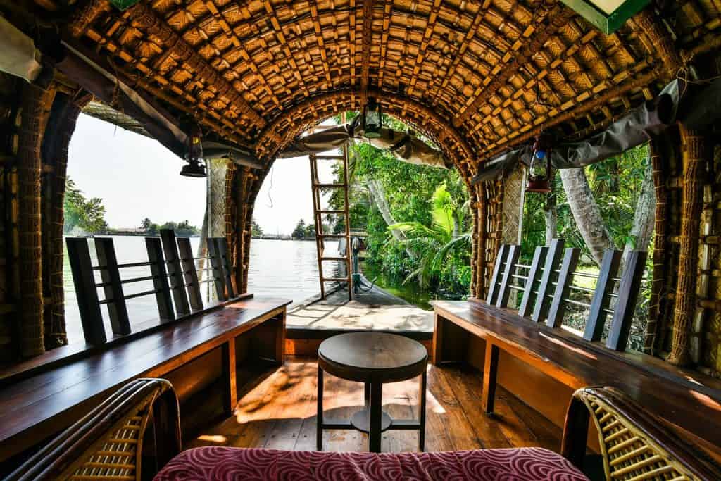 Here's what it's like to see the backwaters of Kerala on a Kerala houseboat. My tips on how to find an Alleppey houseboat that suits your budget and preferences, from AC and luxury houseboats to more basic options. This is an excellent way to see slow village life and beautiful nature in Kerala. #humanbynature